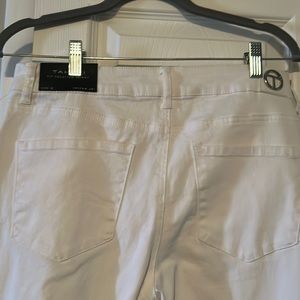 Women’s white jeans brand new with tags. Front slimming panel size 12 inseam 28.